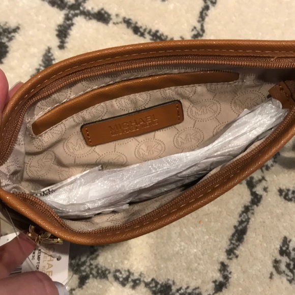 Michael Kors wristlet - Picture 3 of 3